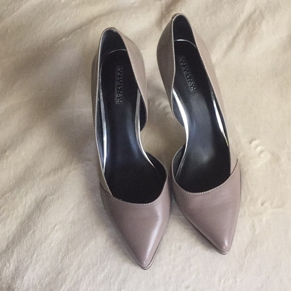 Kenneth Cole Reaction Beige Heel Pumps. - Picture 2 of 6